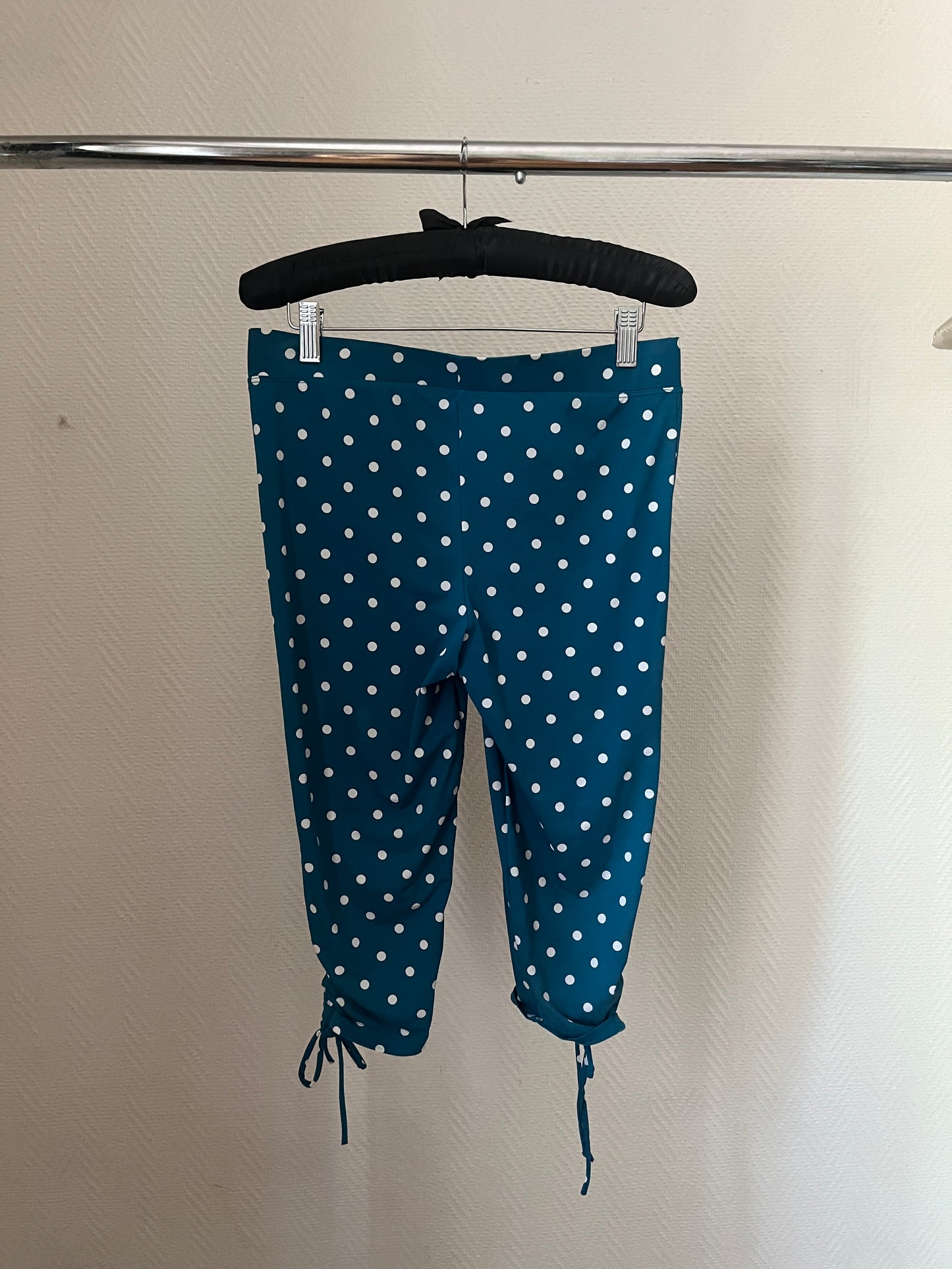Vintage polka dot capri pants