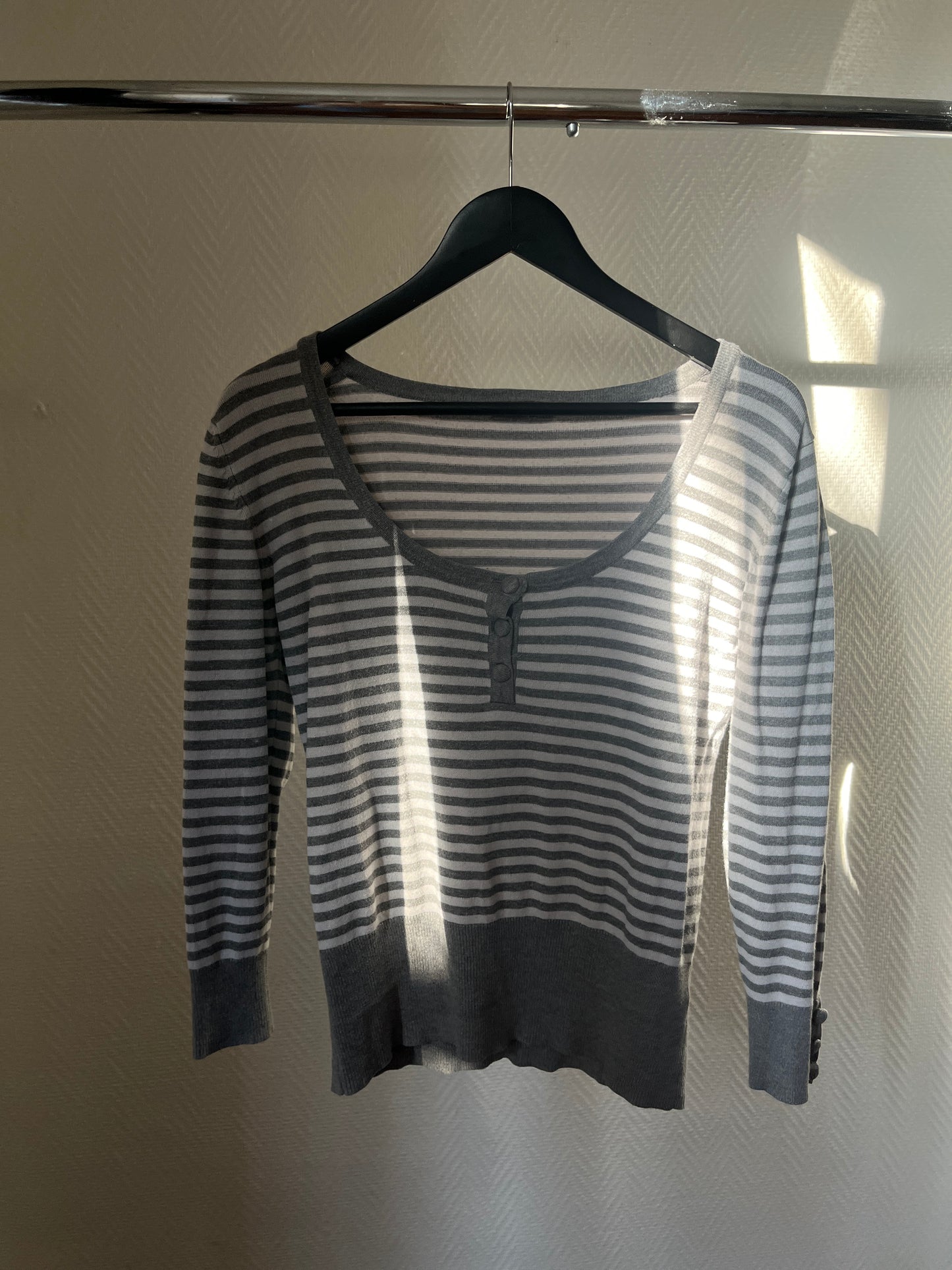 Vintage striped buttoned knitted top