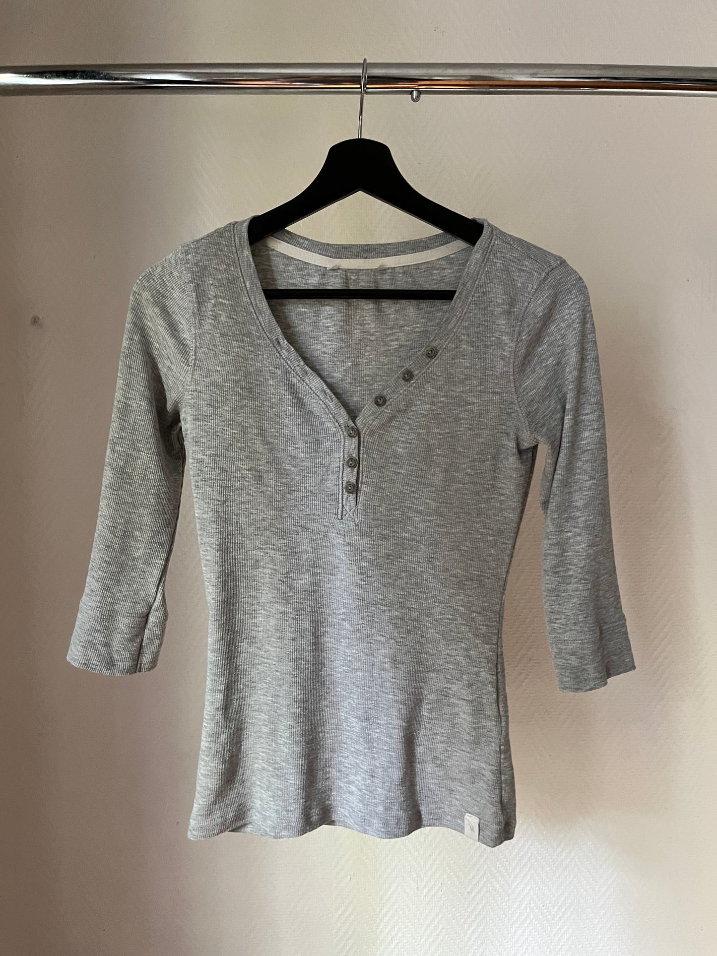 Vintage grey 3/4 buttoned top