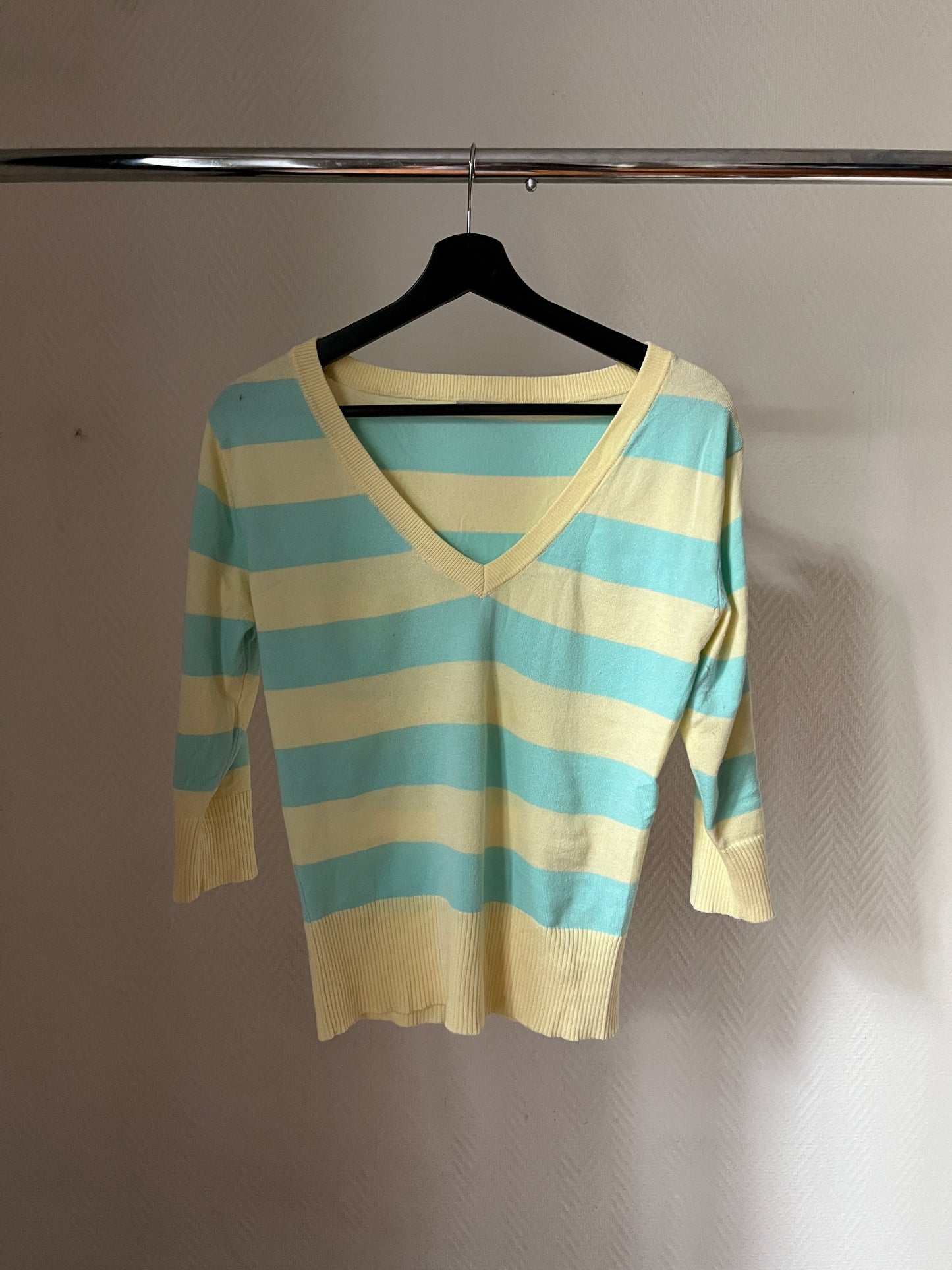 Vintage yellow & blue V neck pull over