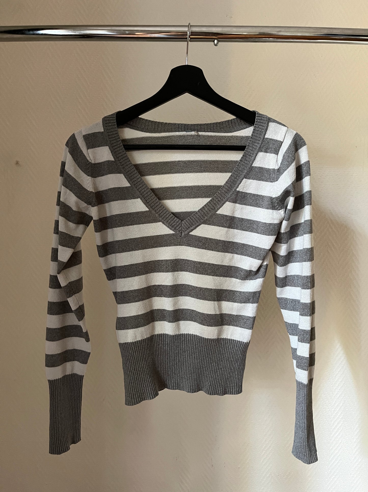 Vintage V neck striped pull over