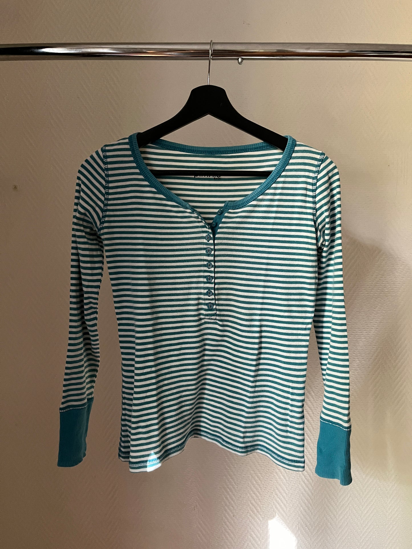Vintage striped buttoned long sleeved top