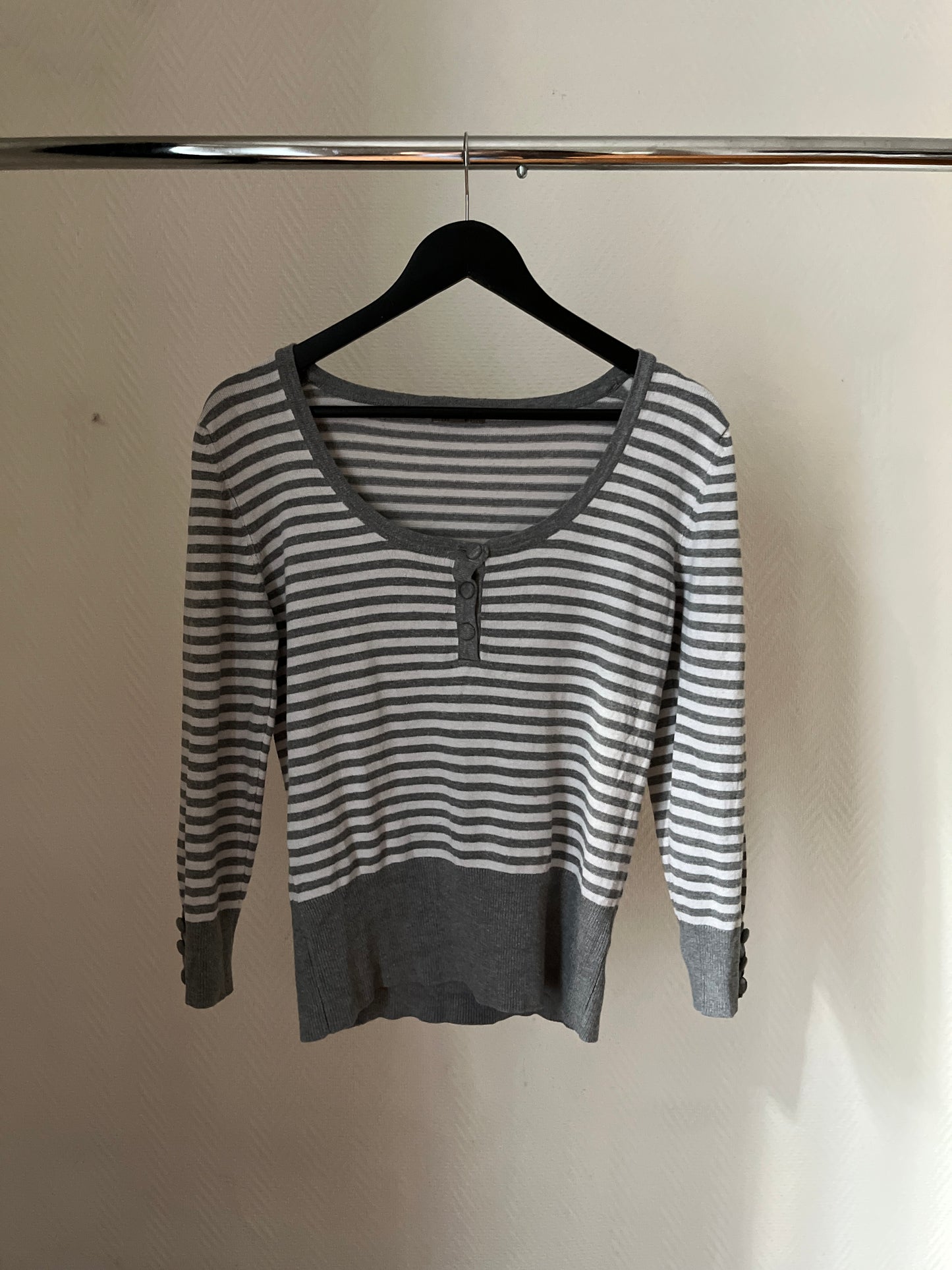 Vintage striped buttoned knitted top