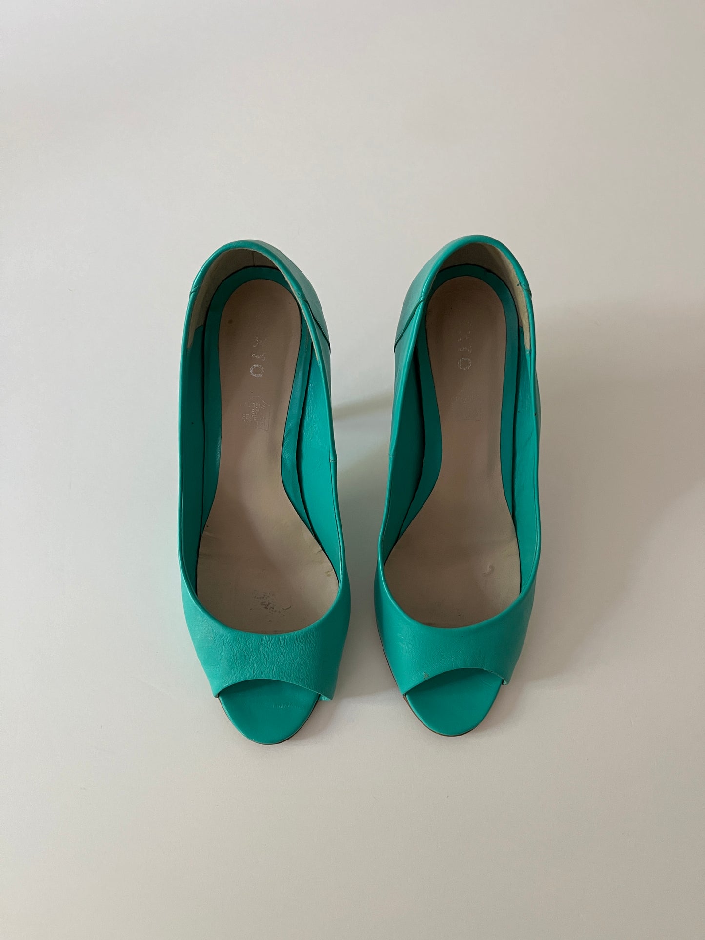 Vintage turquoise blue leather heels
