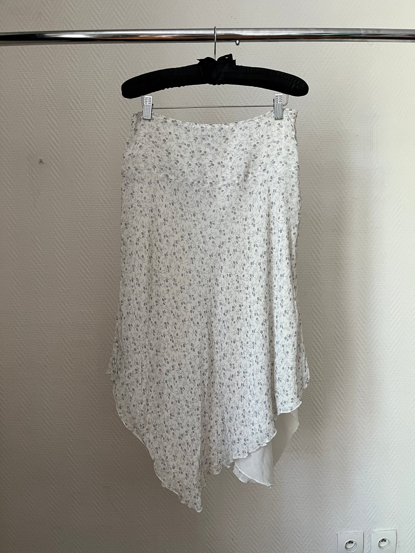 Vintage flowery asymmetrical skirt