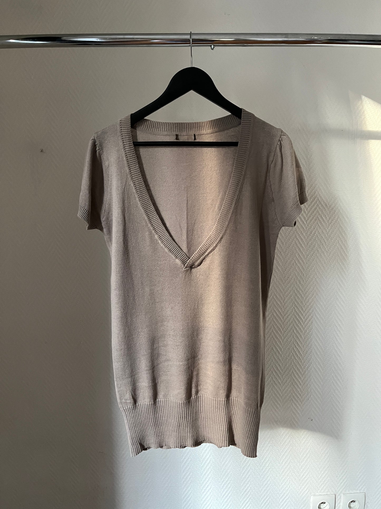 Vintage low V neck knitted top