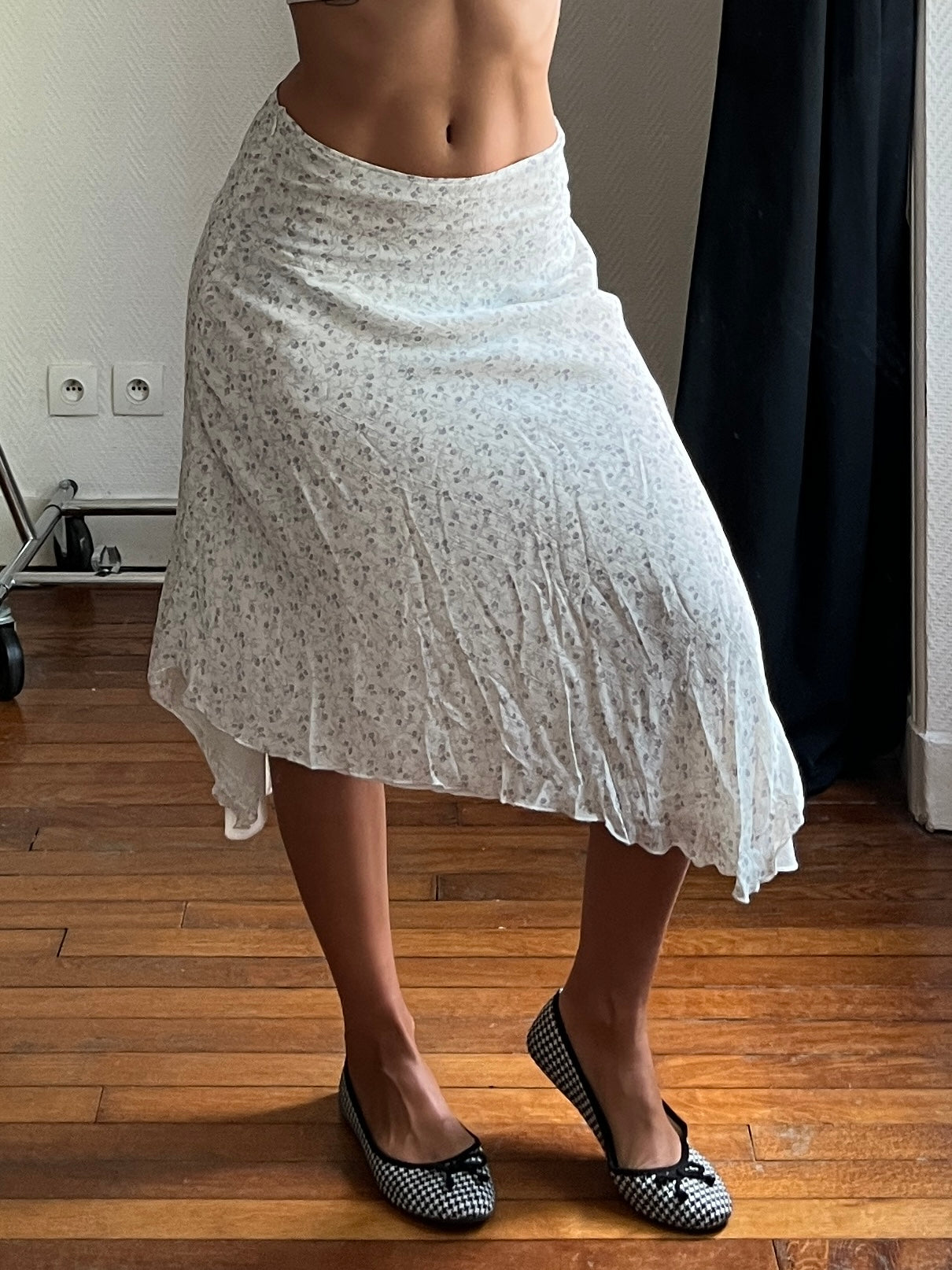 Vintage flowery asymmetrical skirt