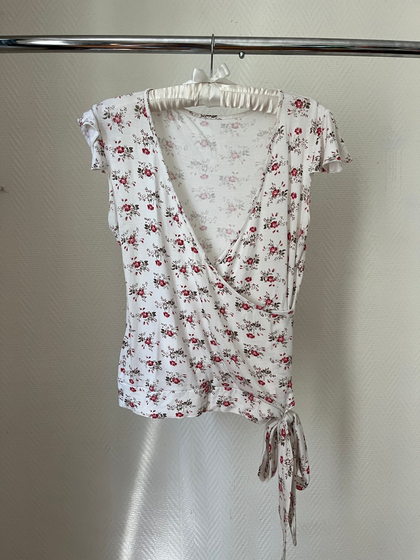 Vintage flowery wrap up top