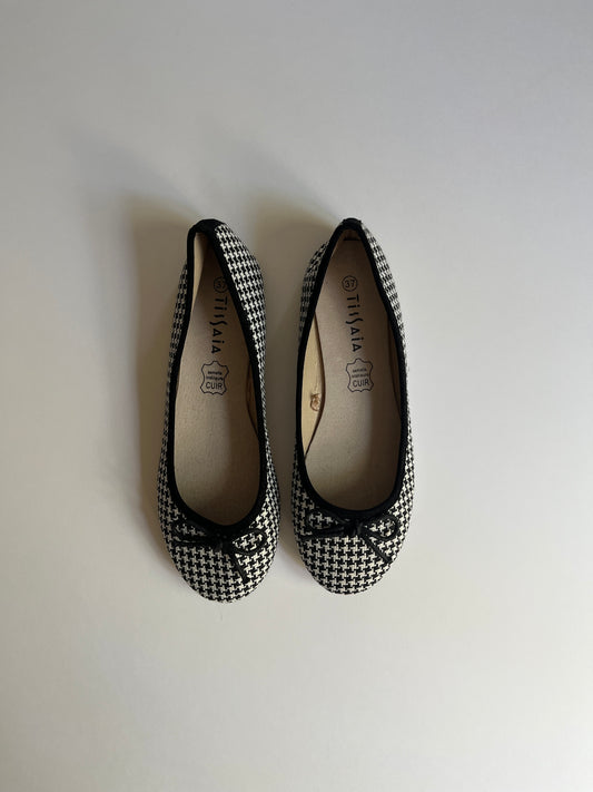 Vintage houndstooth ballerinas
